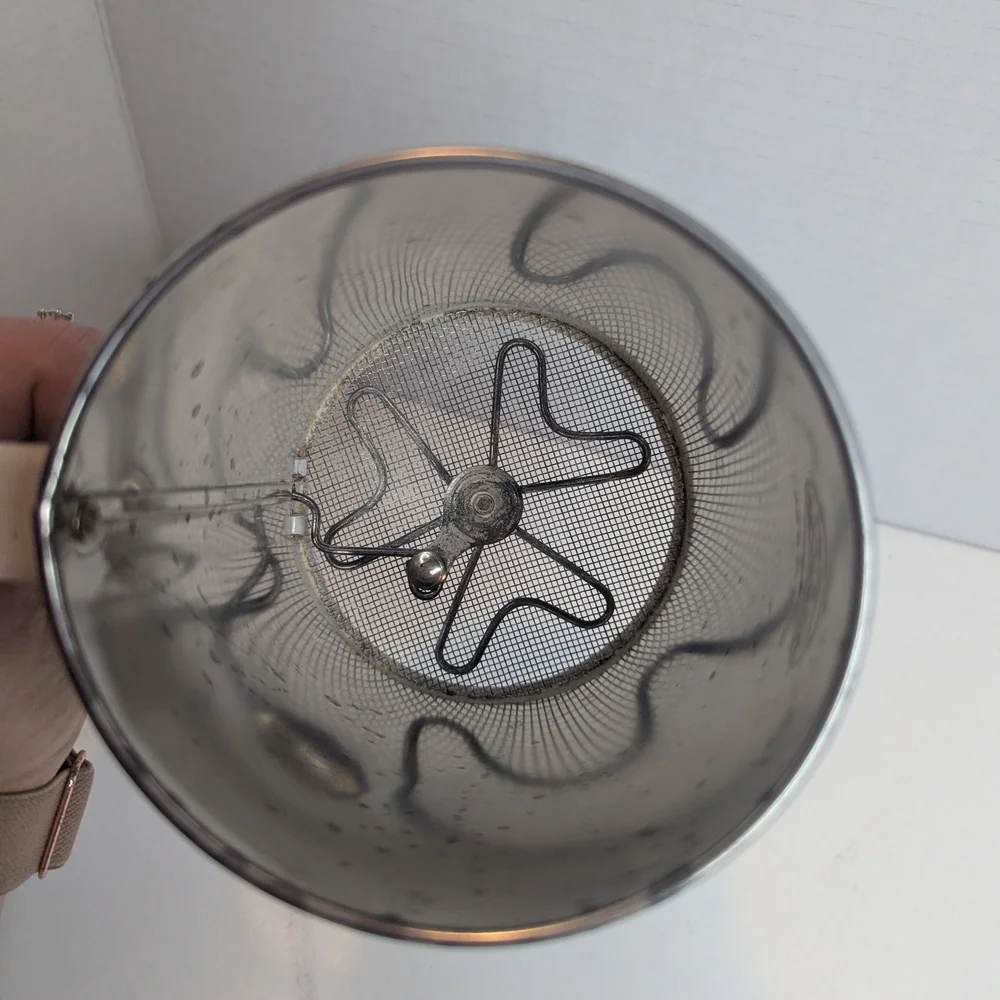 ANDROCK Vintage Metal Sifter Made In USA Retro Off White/Red/Pink Floral Print